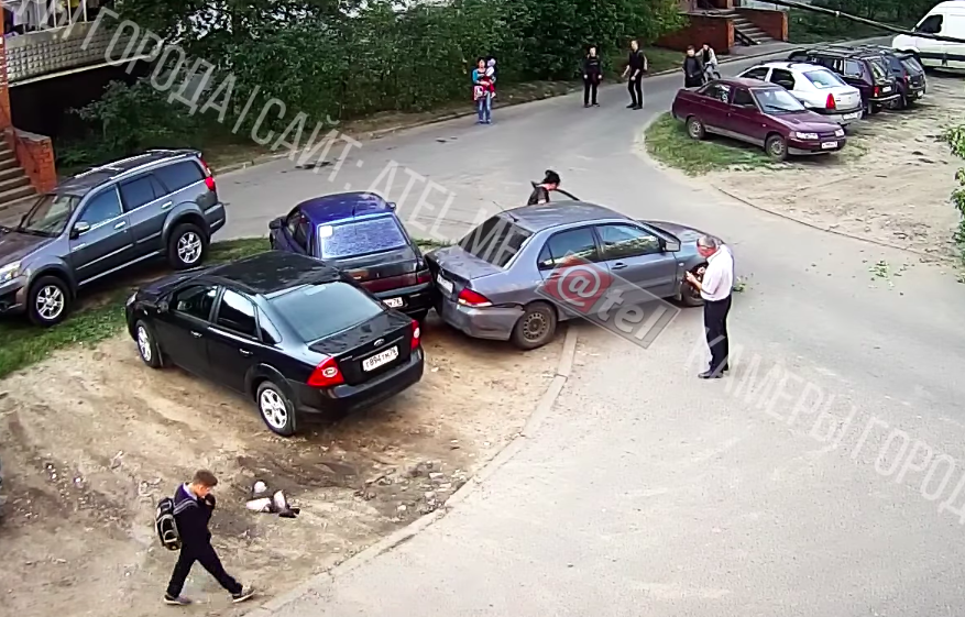 Появилось видео, как семилетний малыш сбивает свою маму на машине в Рыбинске