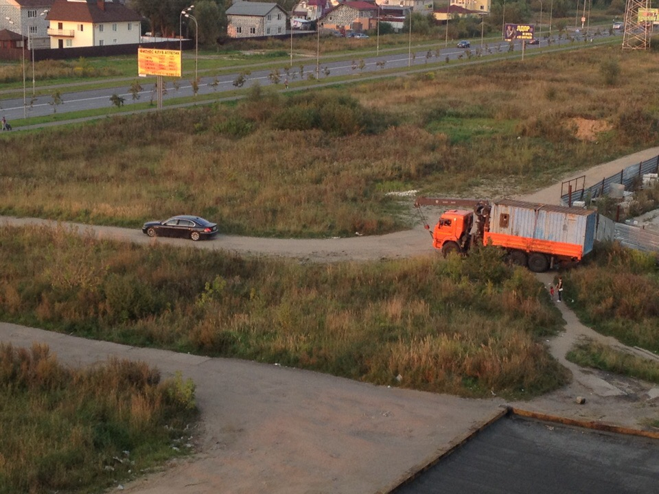 Под Ярославлем со стройки стащили вагон. Видео