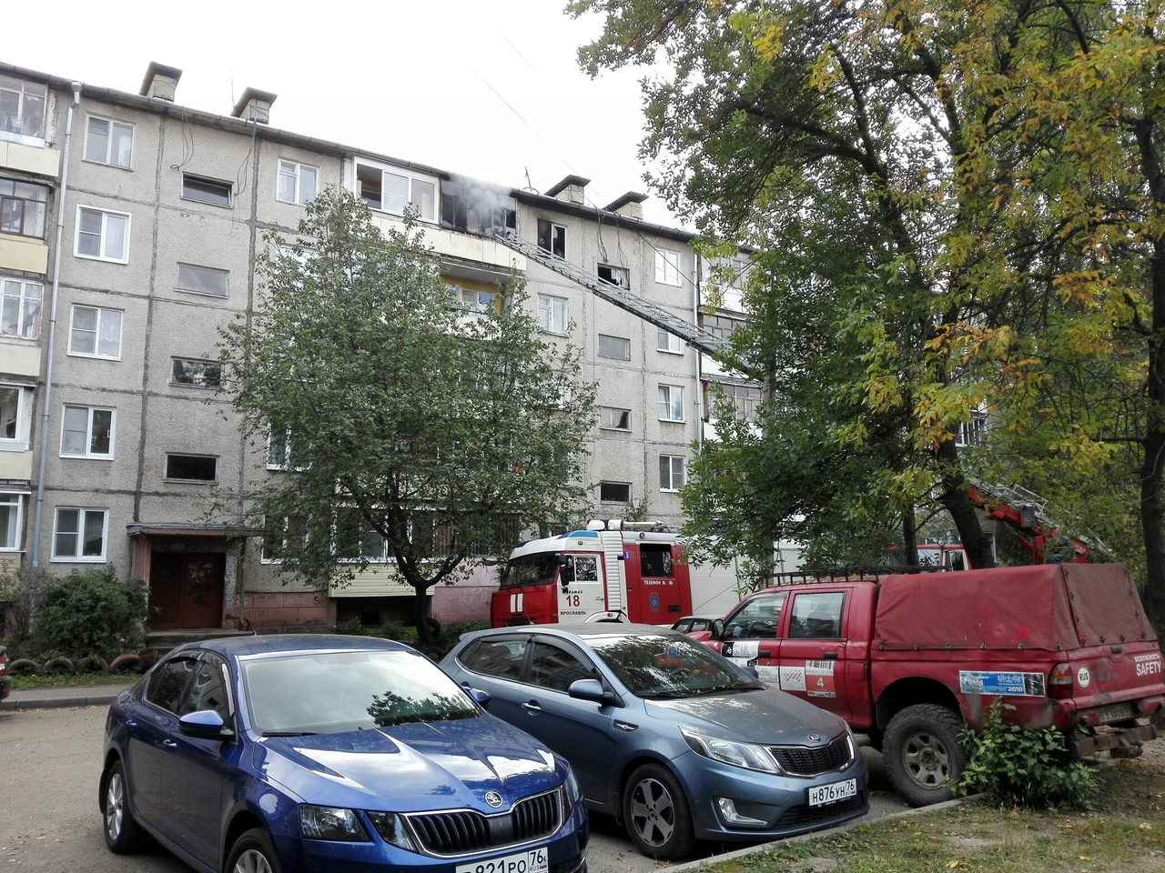 Дым валит из окон: в Ярославле загорелась квартира. Видео