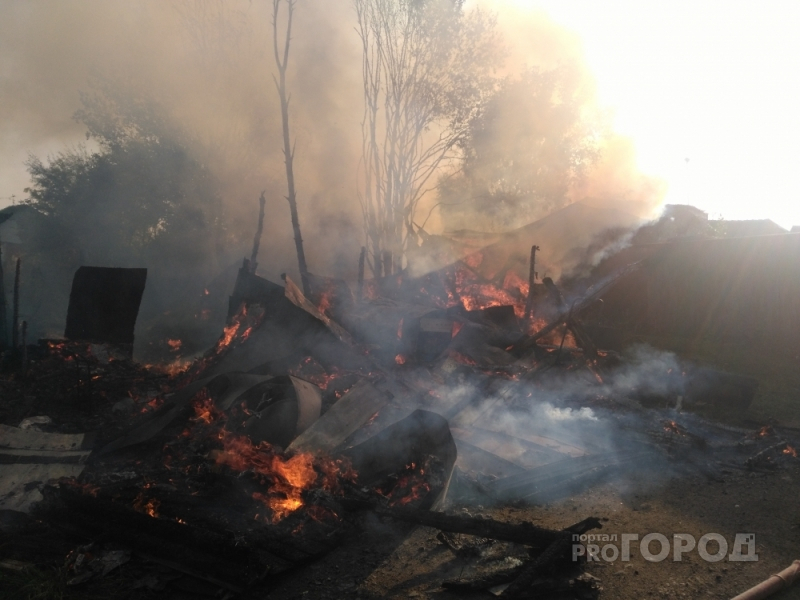 Под Ярославлем в пожаре дотла сгорели пять зданий