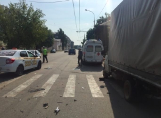 В Рыбинске «Газель» от удара вылетела на пешеходный переход: есть пострадавшие