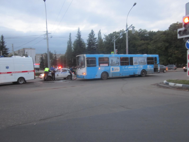 В Ярославле КАМАЗ столкнулся с автобусом: кадры