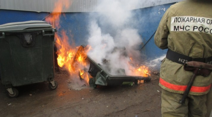 В Ярославле подросток поджигал мусорные контейнеры "Хартии"