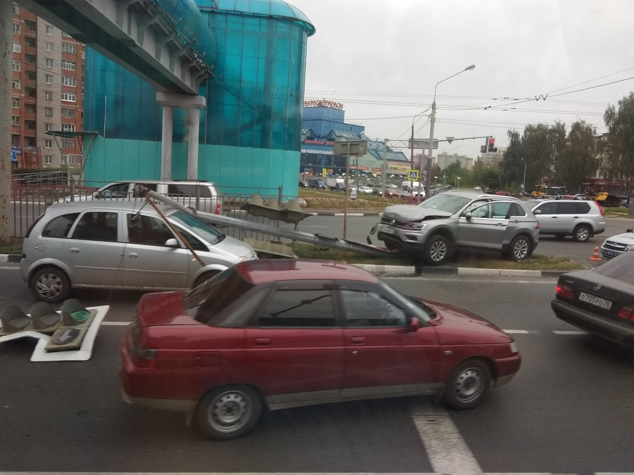 В Ярославле светофор рухнул на автомобили: фото и видео