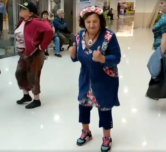 Бабуля в венке устроила дикие танцы в торговом центре Ярославля: видео