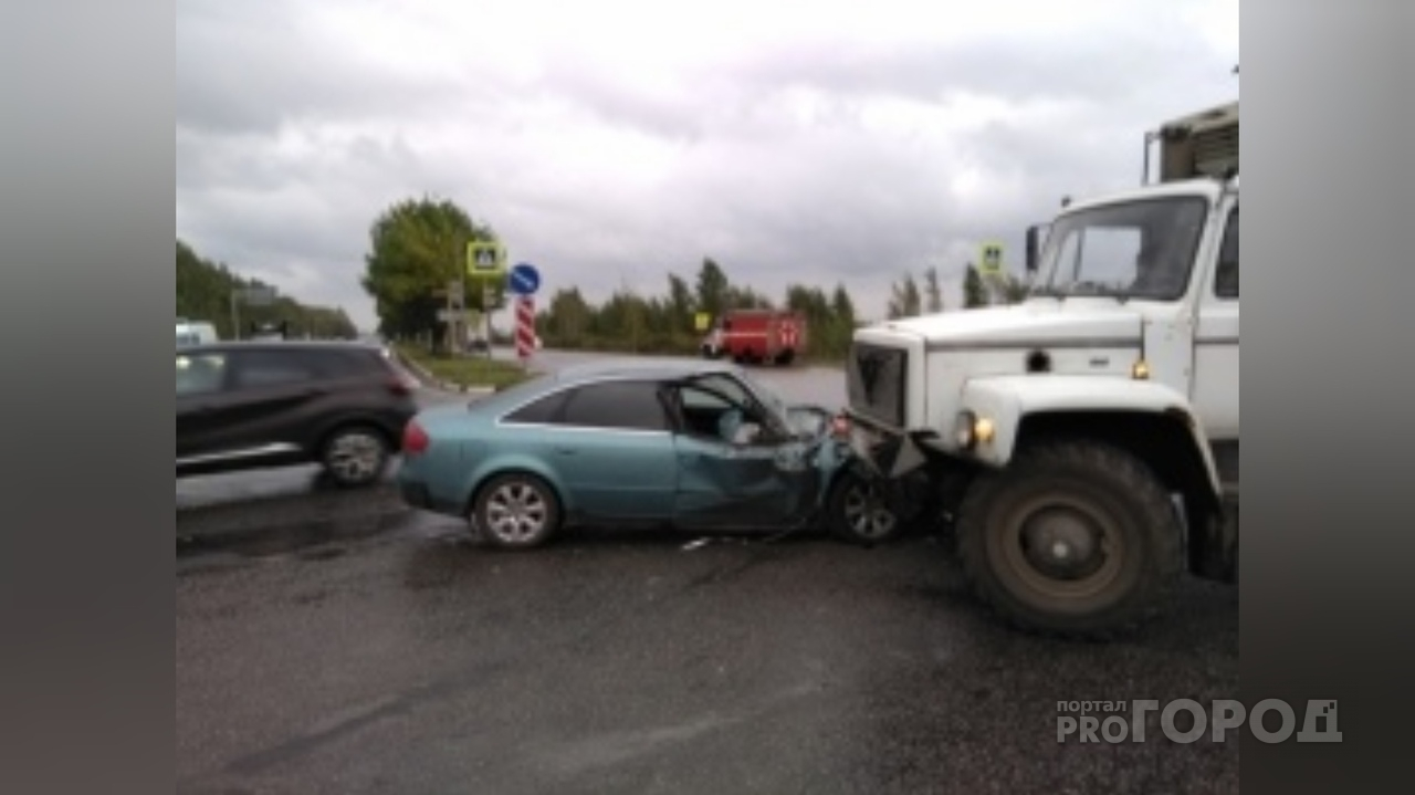 В Ярославле на окружной дороге грузовик протаранил иномарку: видео