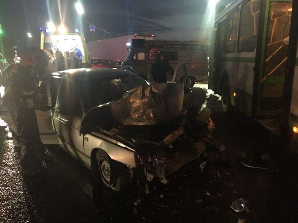Под Ярославлем столкнулись автобус с пассажирами и авто: пять человек пострадали