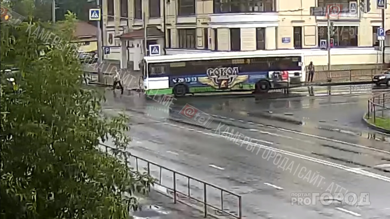 Под Ярославлем автобус на «зебре» сбил пешехода. Видео