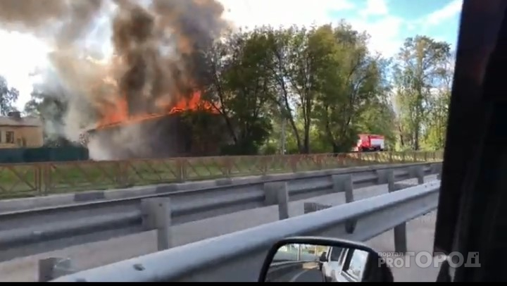 Едкий запах дыма на весь район: в Ярославле случился крупный пожар. Видео
