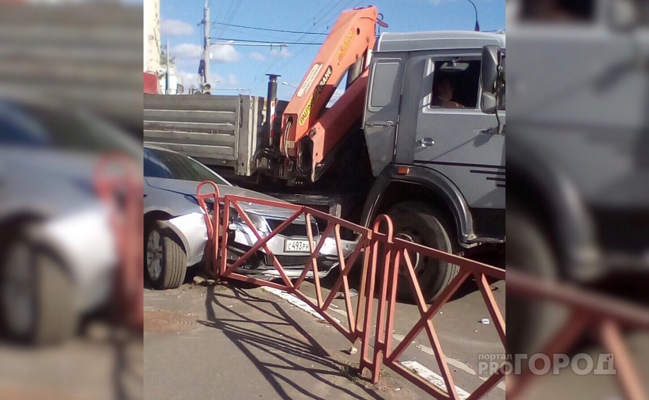 В центре Ярославля грузовик примял легковушку к обочине: видео