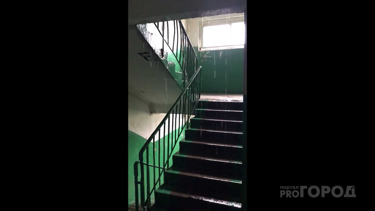 В многоэтажке водопад: жителей дома в Ярославле затопило. Видео