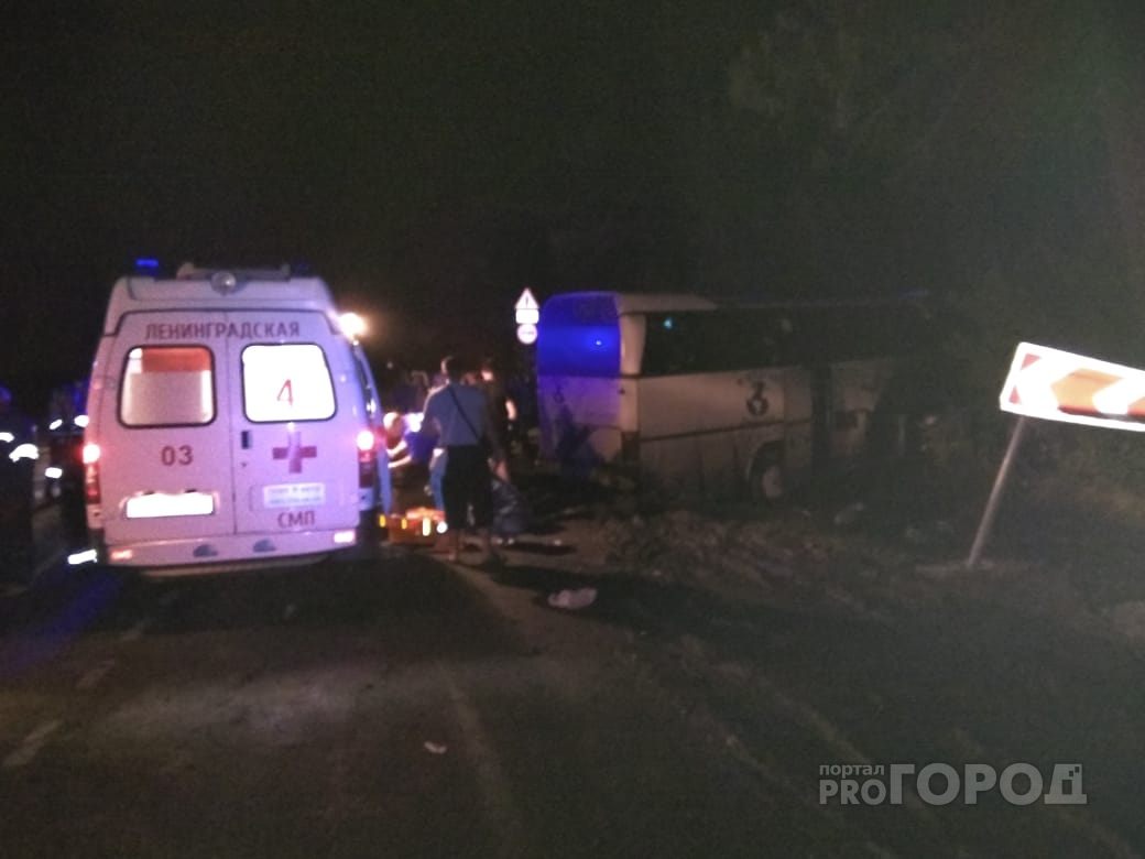 В Краснодарском крае перевернулся автобус с ярославцами: пострадали десятки человек. Фото