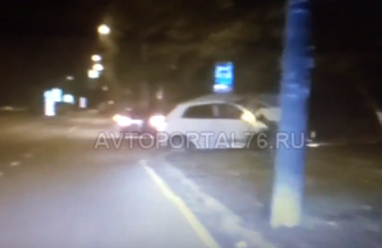 В Ярославле "уставший" водитель иномарки протаранил дерево: видео