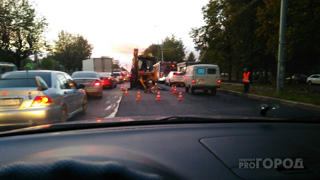 В Ярославле в час пик ремонтируют самые загруженные дороги: фоторепортаж