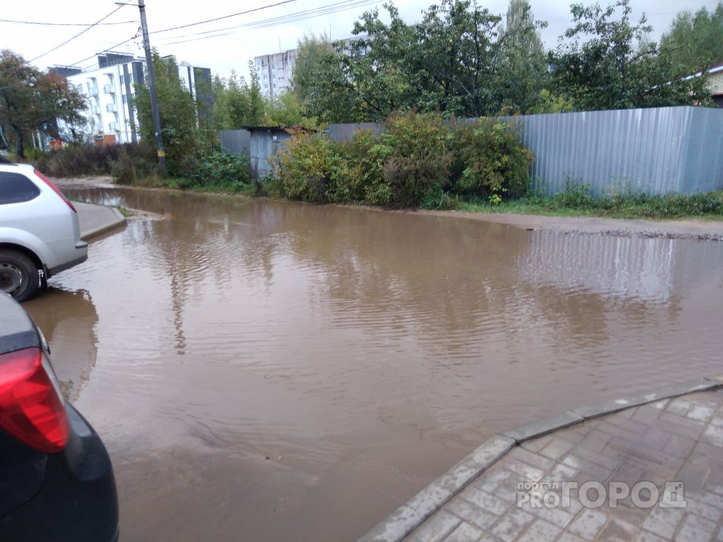 Целая дорога в Ярославле превратилась в реку: фоторепортаж