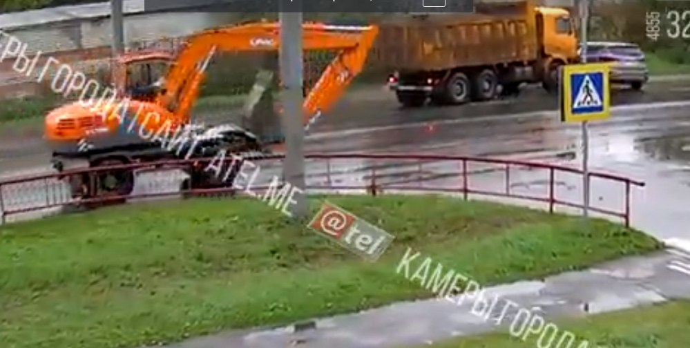 Под Ярославлем грузовик протаранил внедорожник: видео
