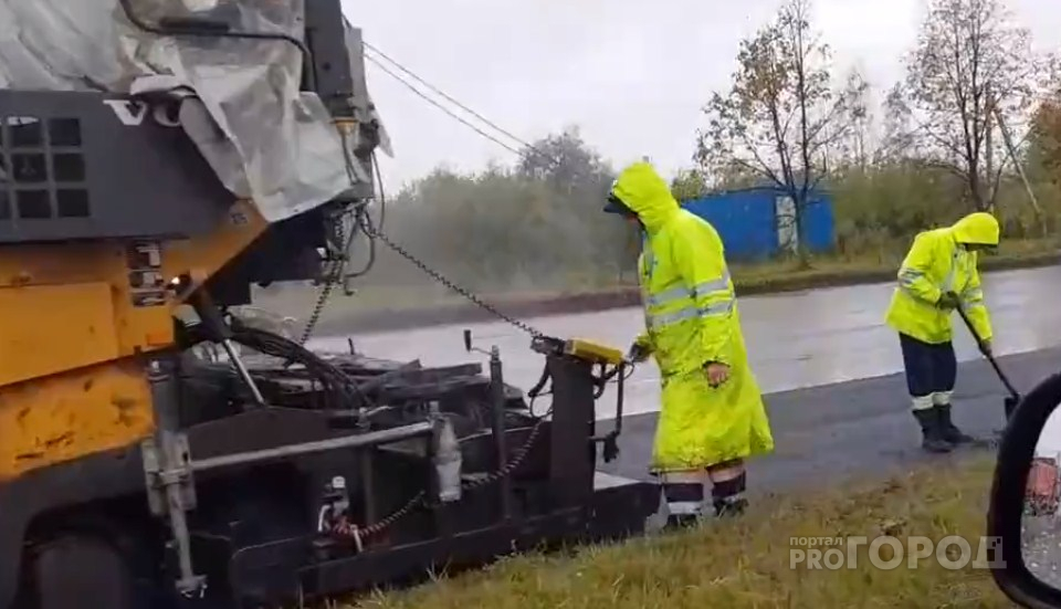 В Ярославле дороги снова ремонтируют под проливным дождем: видео