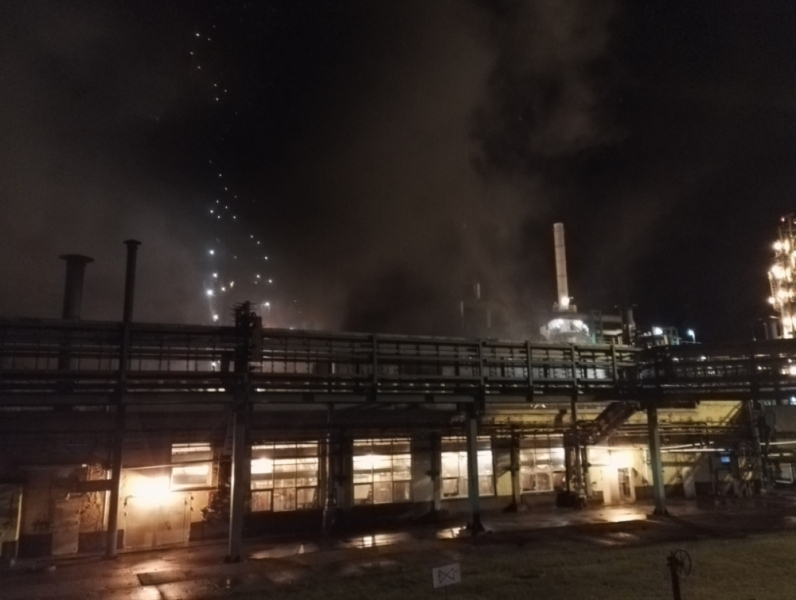 Пожар на НПЗ в Ярославле: срочно проверяют воздух