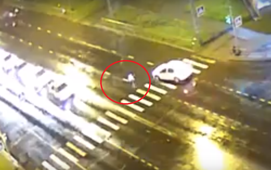 Водитель сбил 11-летнюю девочку на переходе и уехал: видео из Рыбинска