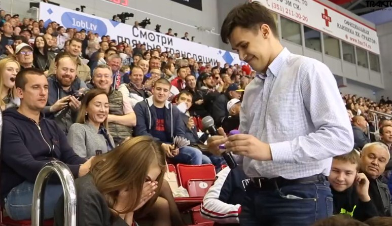 На матче "Локомотива" болельщик сделал предложение своей девушке: видео