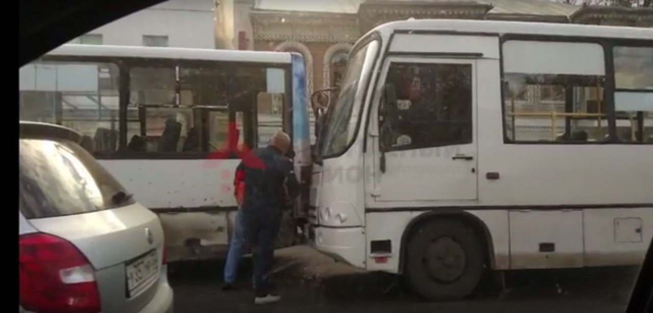 В Ярославле столкнулись два переполненных автобуса: видео