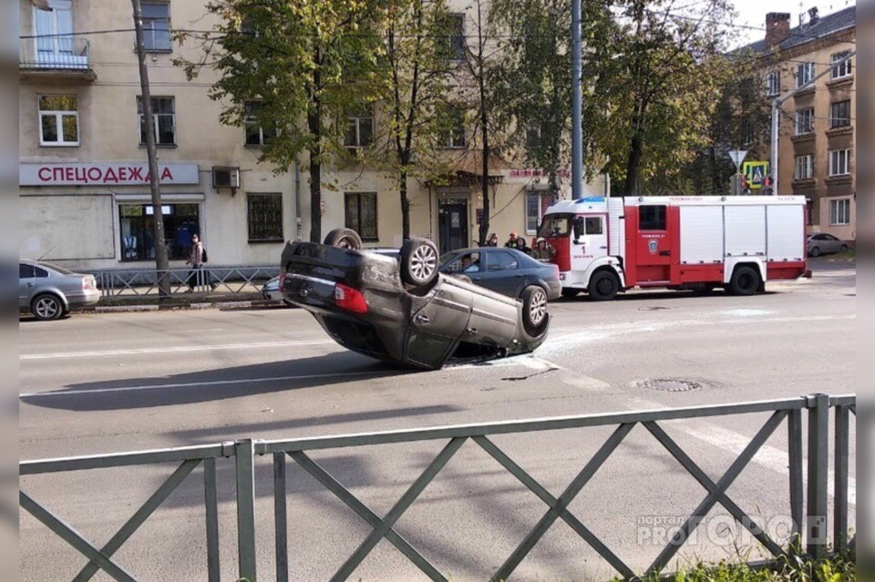 В центре Ярославля иномарка кувырнулась вверх колесами.Фото