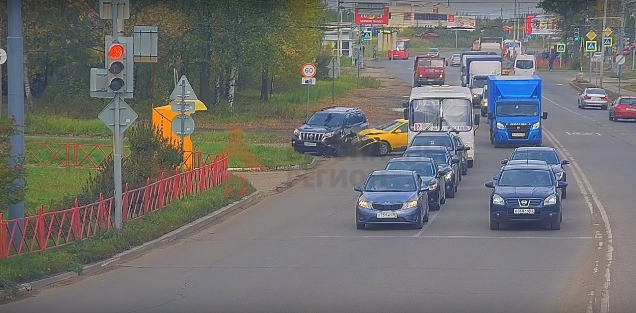 ДТП по-индийски произошло в Ярославле: бампер разлетелся на куски. Видео