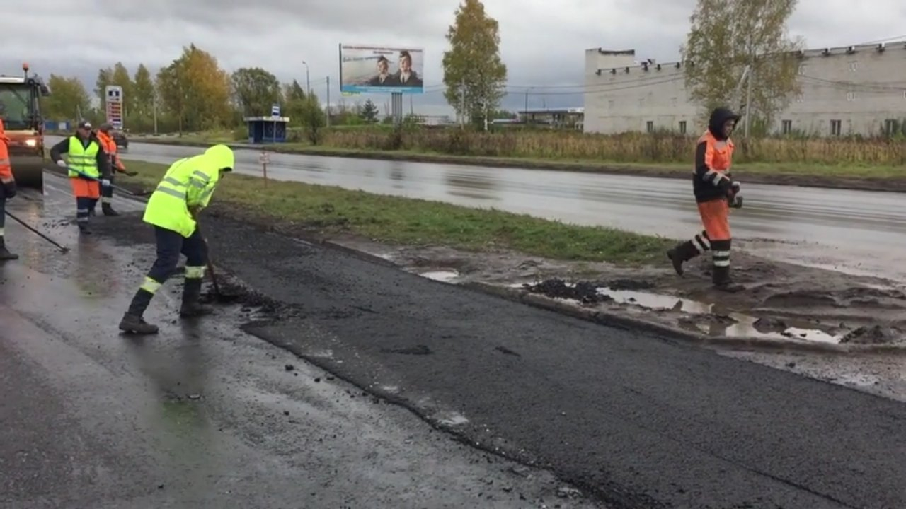 Ярославских дорожников "поймали" за работой в дождь: как они отреагировали