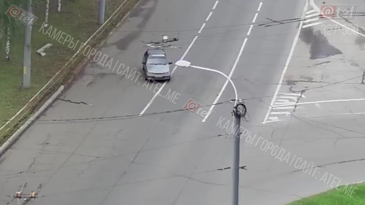 В Рыбинске машина "сбежала" от водителя и устроила ДТП: видео