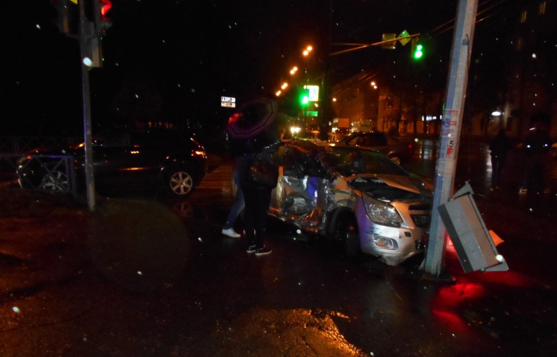 В центре Ярославля "Ленд Ровер" врезался в иномарку: пострадали люди