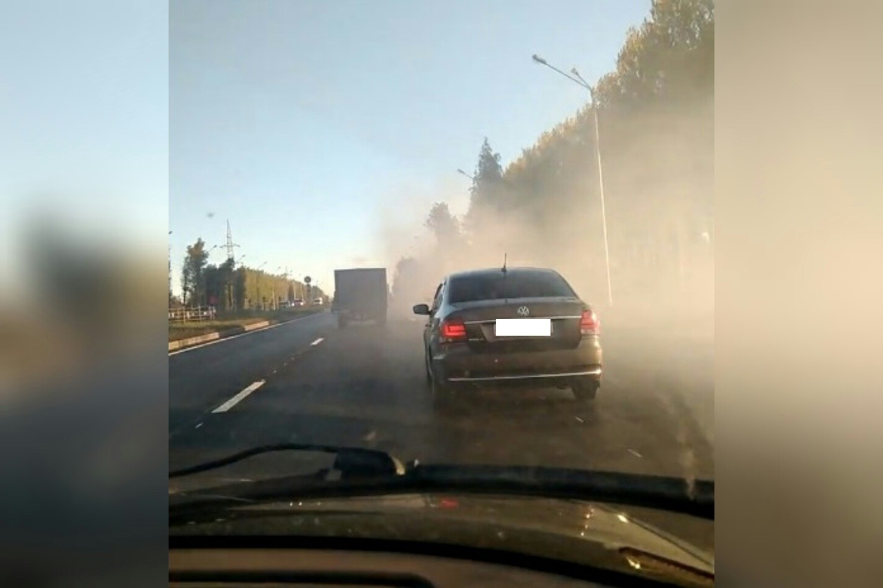 Это не паровоз: в Ярославле засняли дымящуюся фуру. Видео