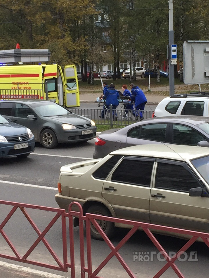 Лежала на дороге полчаса: в Ярославле иномарка сбила 18-летнюю девушку