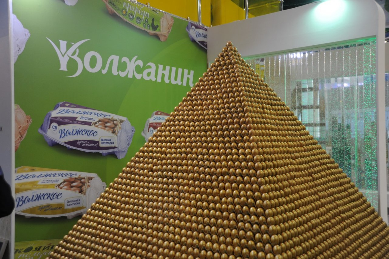 В Москве ярославцы построили гигантскую пирамиду из яиц: кадры