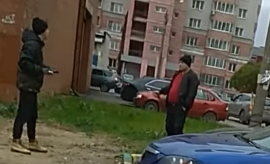 Мужчина с отверткой накинулся на уличного художника в Ярославле