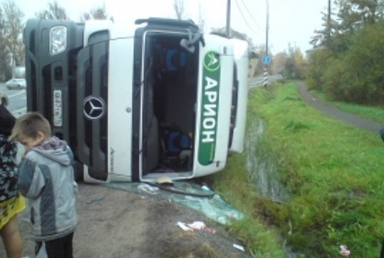 Водитель вылетел в лобовое стекло: в Ярославской области перевернулась фура