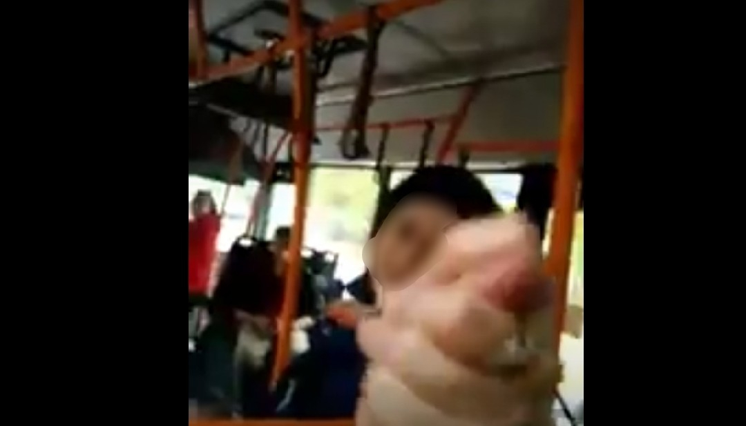 Это не наш автобус: подруга кондуктора напала в маршрутке на ярославну. Видео