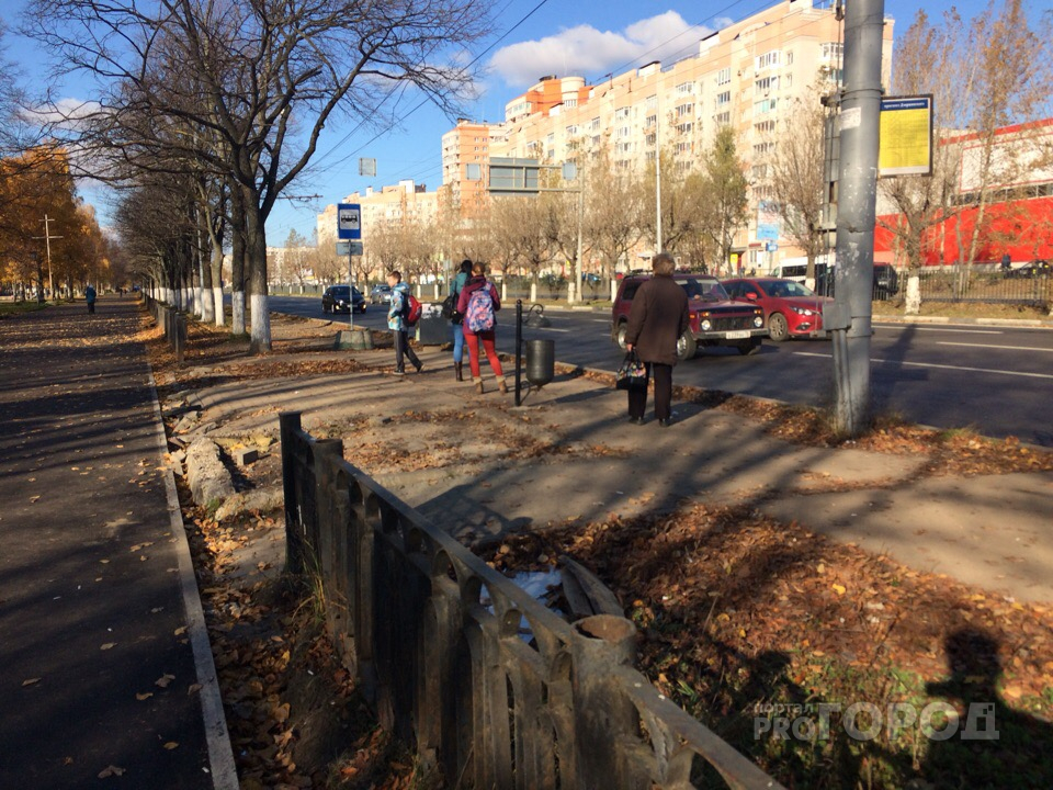 Остановки пропадают в Ярославле: люди стоят вдоль дороги
