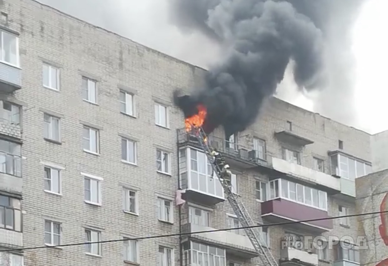 Лезла по балконам от огня: очевидцы рассказали о страшном пожаре под Ярославлем. Видео