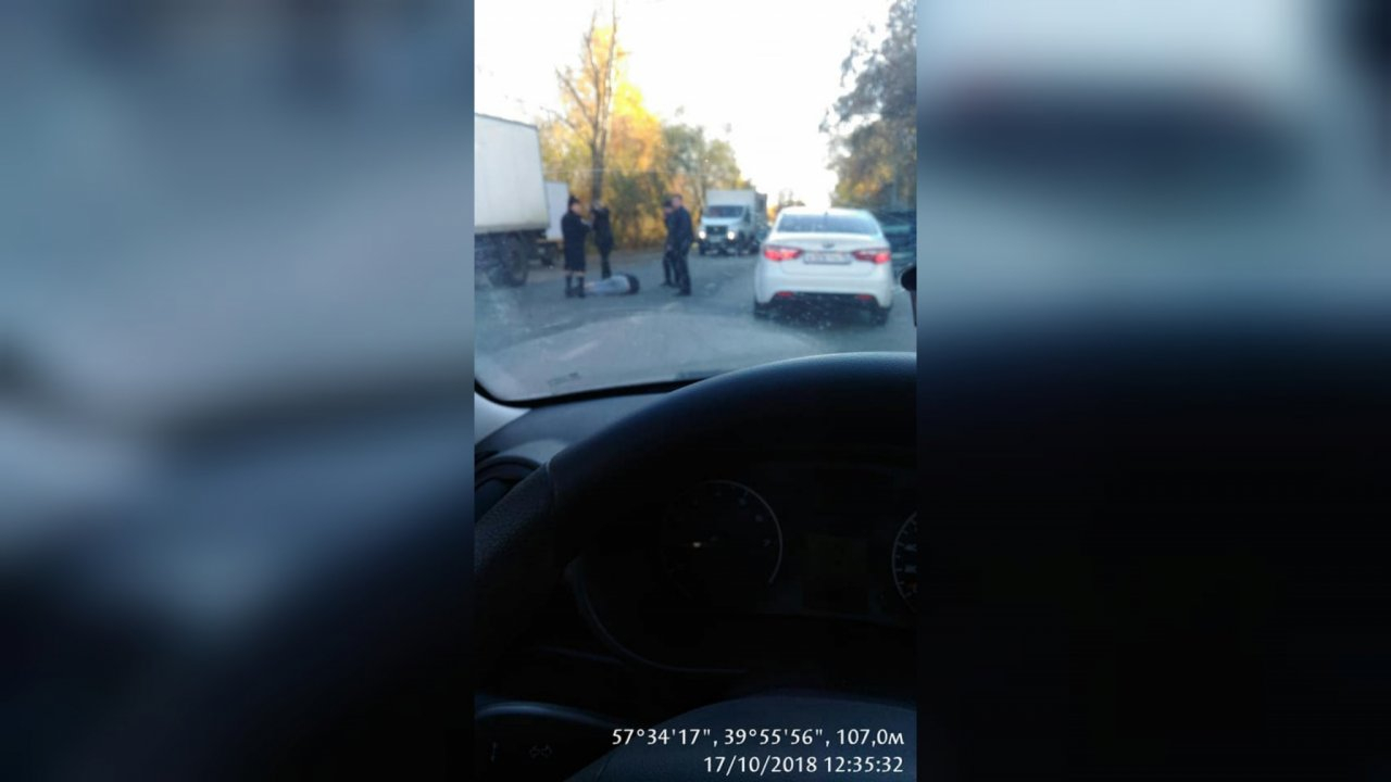 Лежал лицом вниз: в Ярославле мужчина попал под колеса автомобиля
