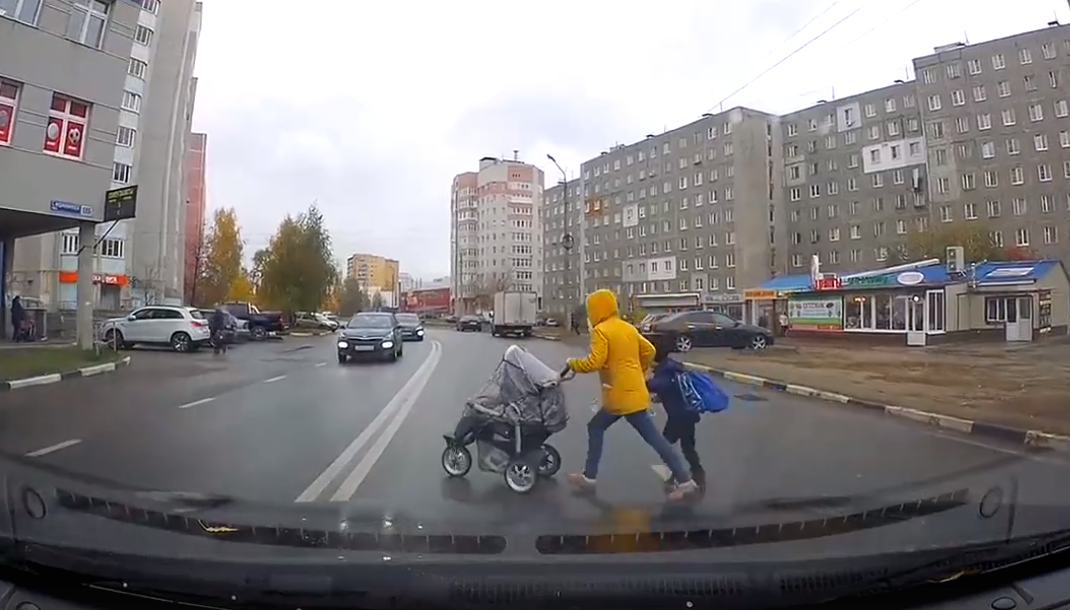 Под колеса с коляской: ярославцев возмутило поведение молодой мамы. Видео