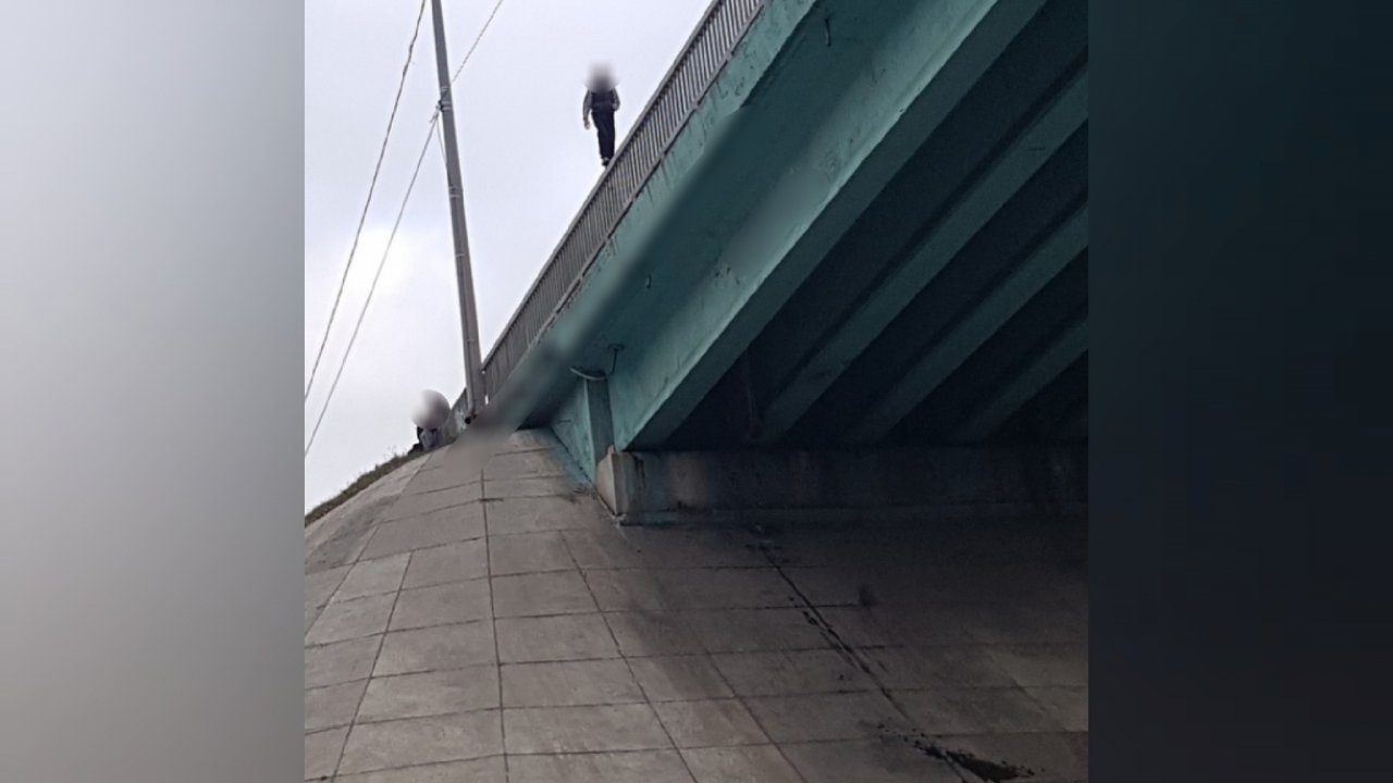 Подростки рискуют жизнью на мосту через Волгу в Ярославле
