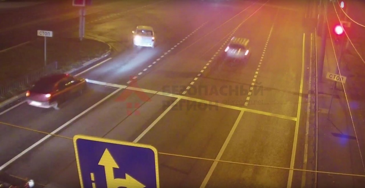 Летел на красный: иномарку после аварии выкинуло на тротуар. Видео