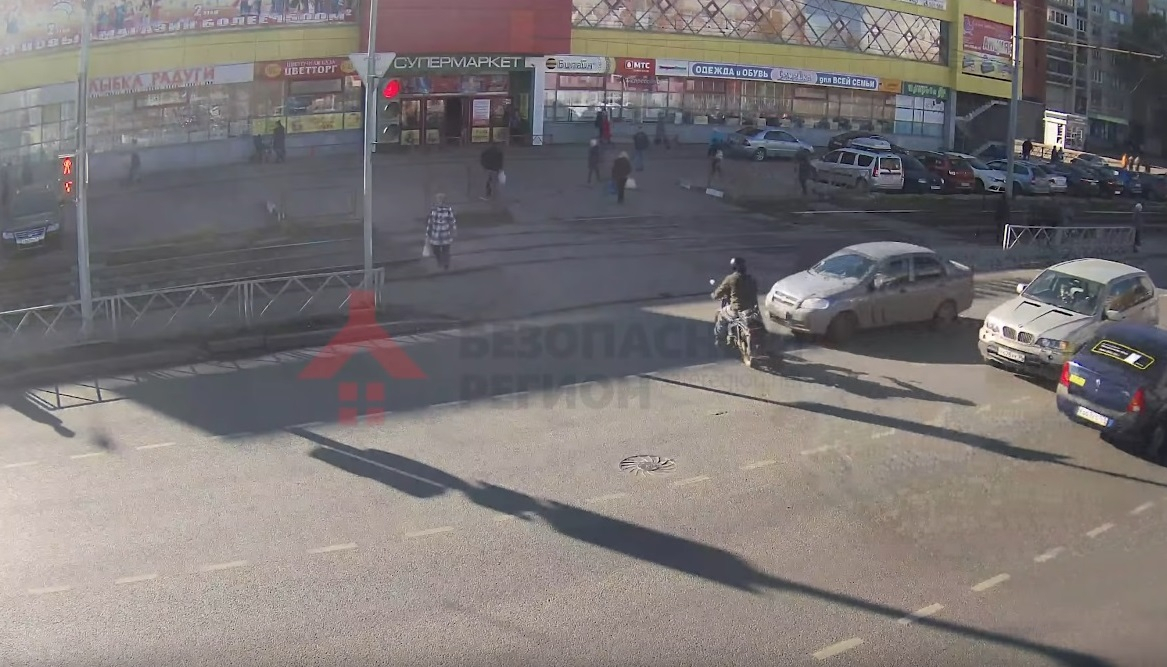 Перевернулся в воздухе и потерял шлем: ДТП в Ярославле. Видео