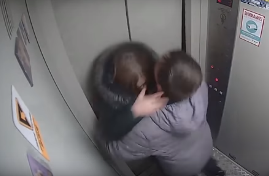 Молодые мамы скрытой камерой. Камера в лифте. Спалилась в лифте. Сломанный лифт. Случайный человек в лифте.