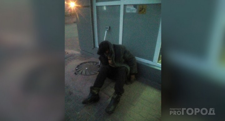 Бездомного Гришу с остановки спасают врачи в Ярославле