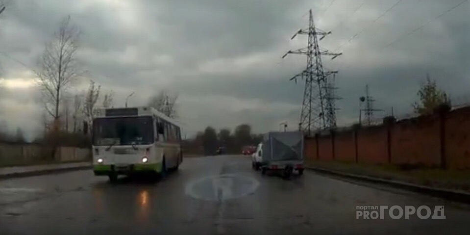 Иномарка теряла колеса на ходу в Ярославле. Видео