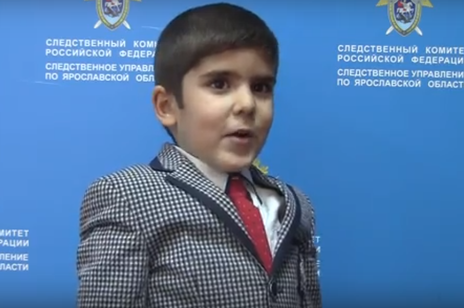 Мальчик из Ярославля читает трогательные стихи о следователях: видео
