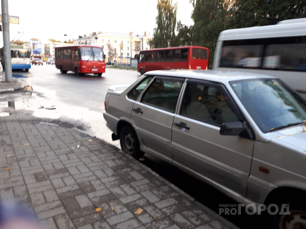 Найди место, куда всунуться: ярославцы рассказали о парковке транспорта в центре города