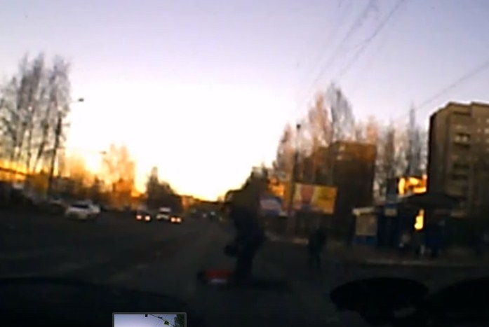 Головой об асфальт: мужчина бросился под машину в Рыбинске. Видео