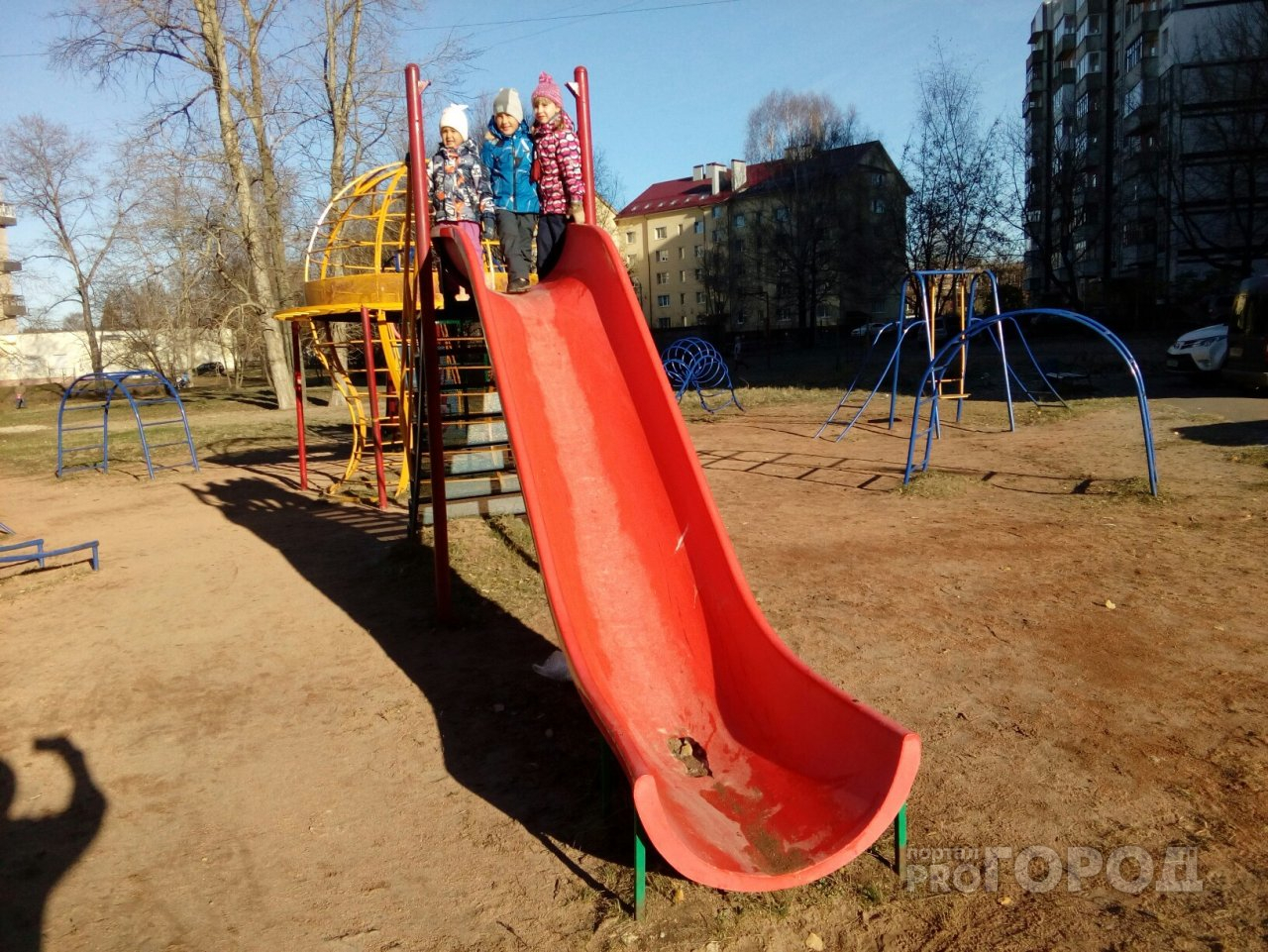 Дети просят мэра отремонтировать опасные горки в Ярославле
